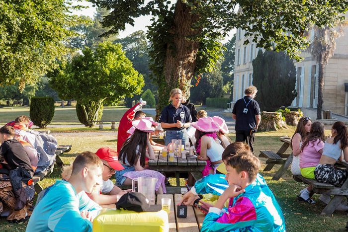 900x600_france-normandy-chateau-barbecue-fancy-dress-2-700x467