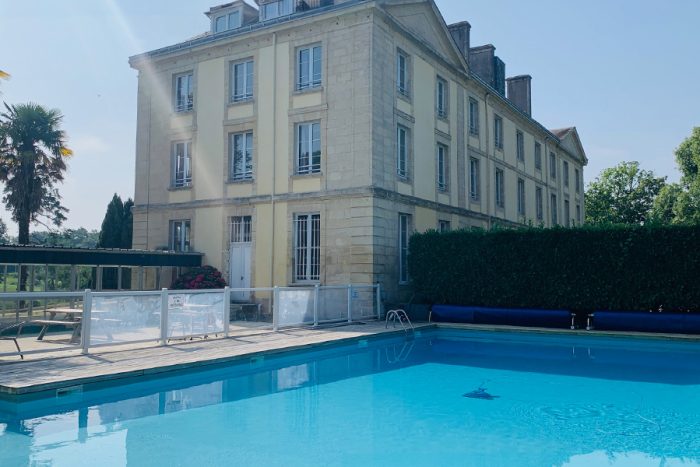 900x600_france-normandy-chateau-du-molay-pool-700x467